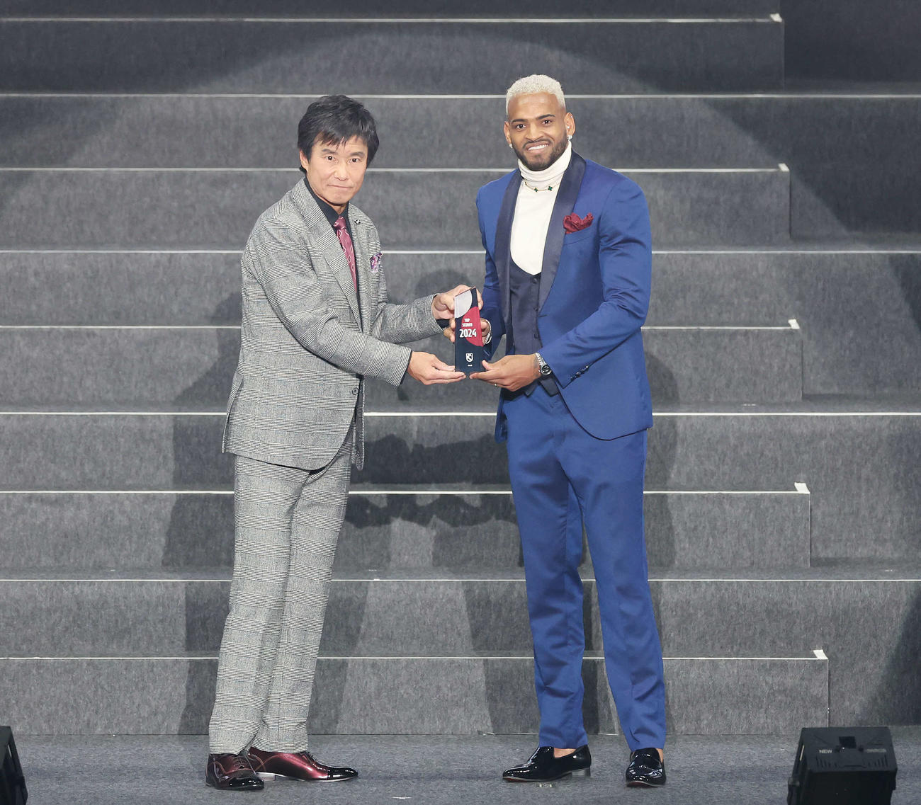 Jリーグアウォーズ2024　得点王に輝いた横浜Aロペス。左はプレゼンターの中山氏（撮影・宮地輝）