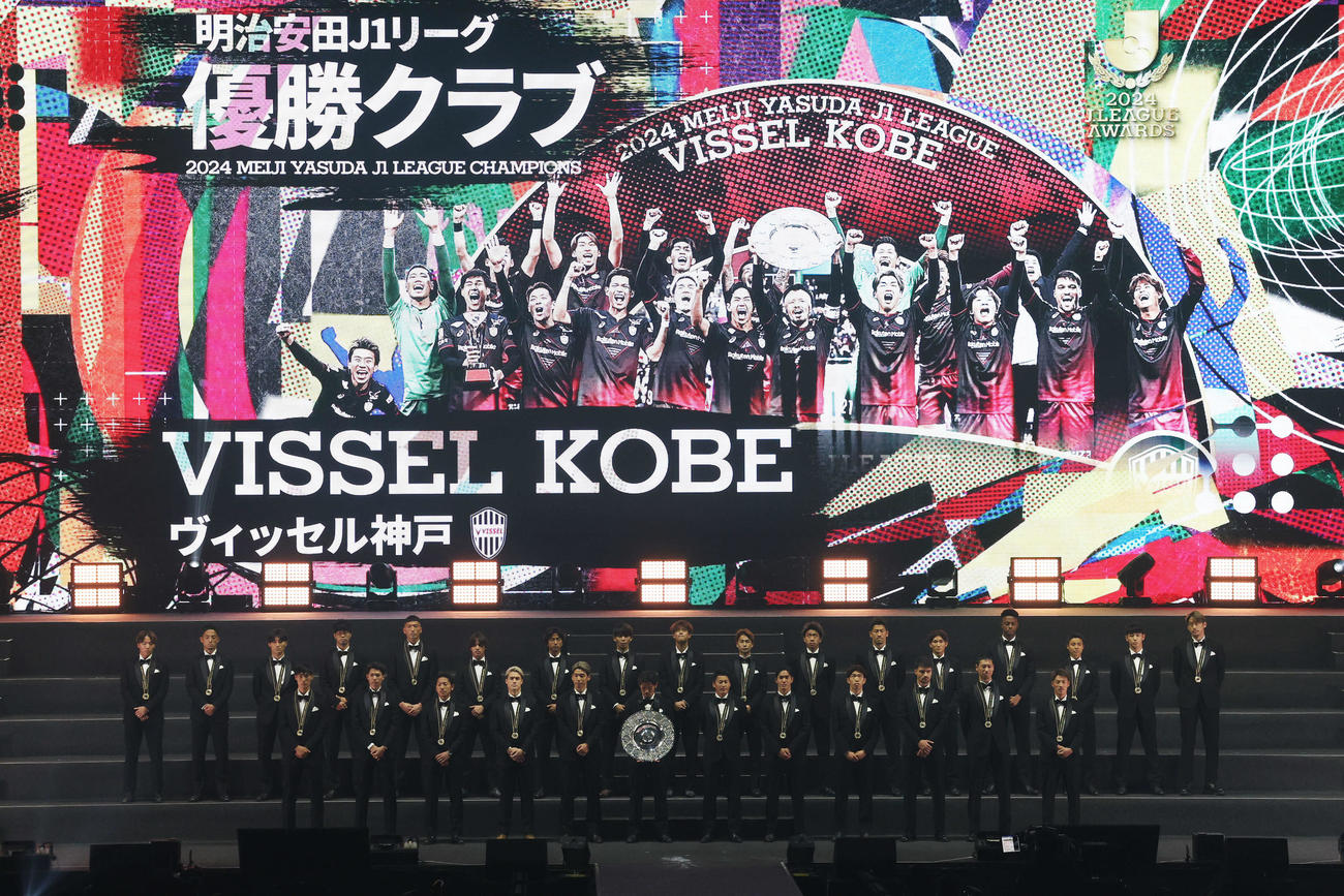 J1優勝クラブ表彰でステージに立つ神戸の選手たち（撮影・宮地輝）