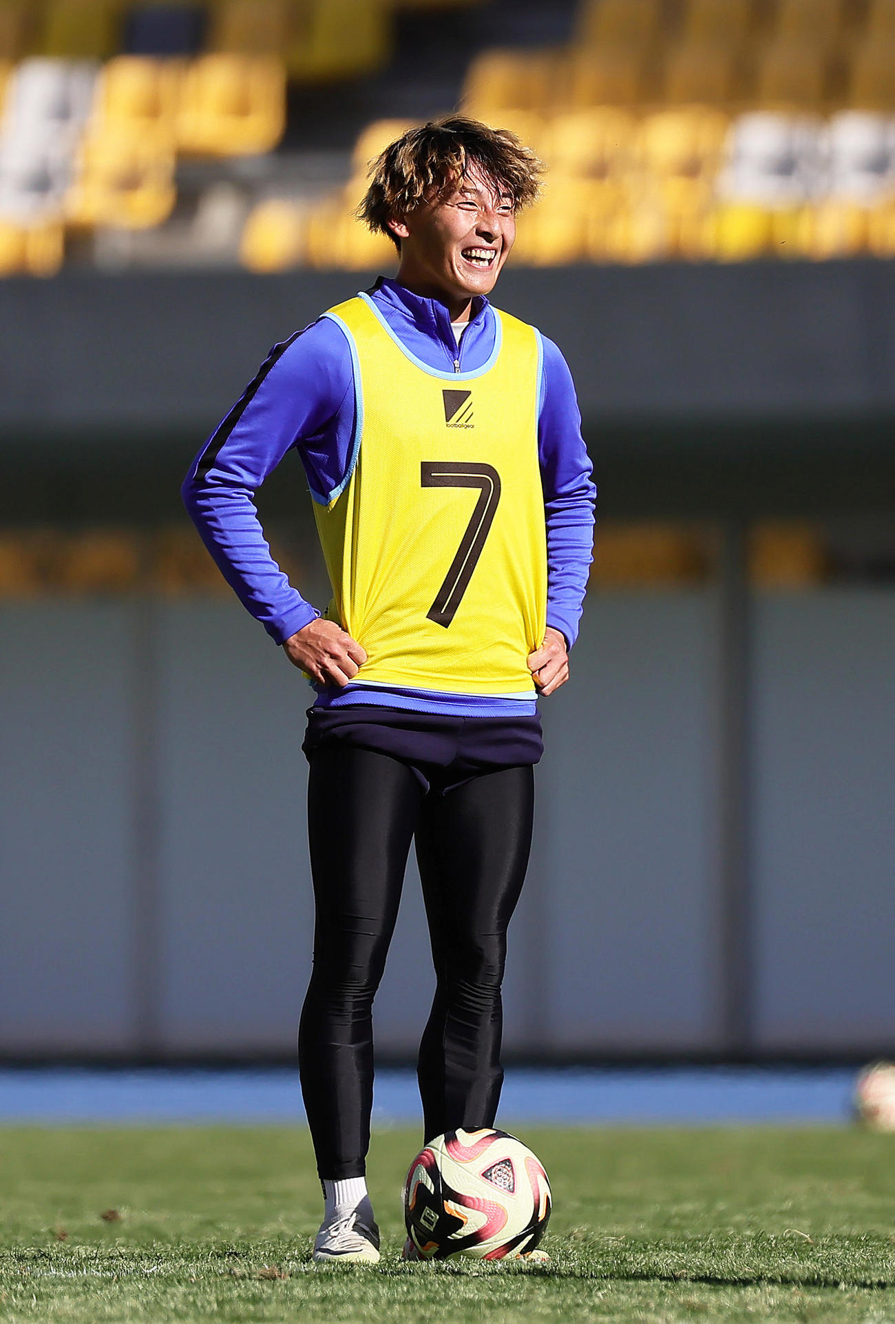 試合形式のトライアウトでFKを前に笑顔を見せる大淵（撮影・足立雅史）