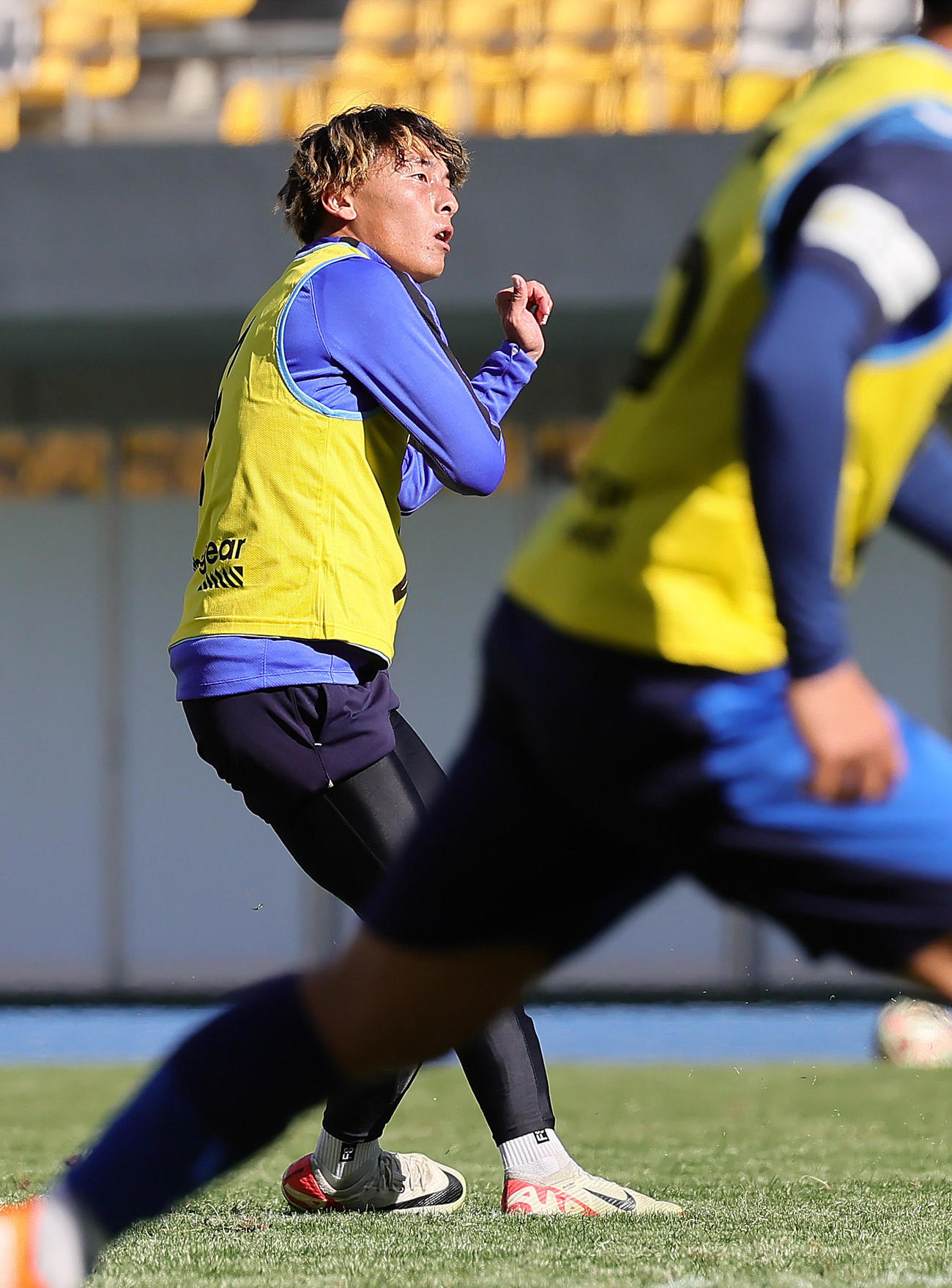 試合形式のトライアウトでFKでゴールを狙う大淵（撮影・足立雅史）
