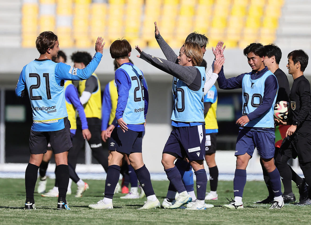 試合形式のトライアウトを終え、タッチを交わす成瀬（中央右）ら（撮影・足立雅史）