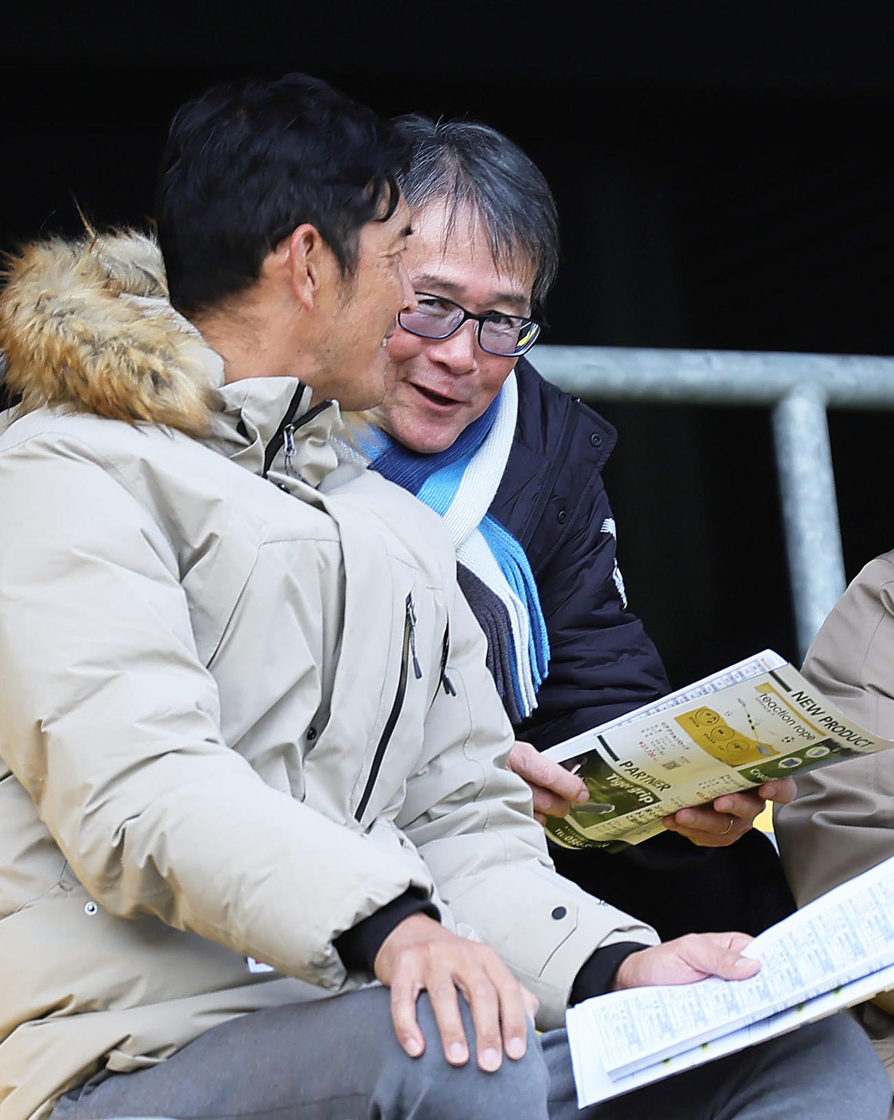 トライアウトを前に関係者と談笑する関塚氏（右）（撮影・足立雅史）