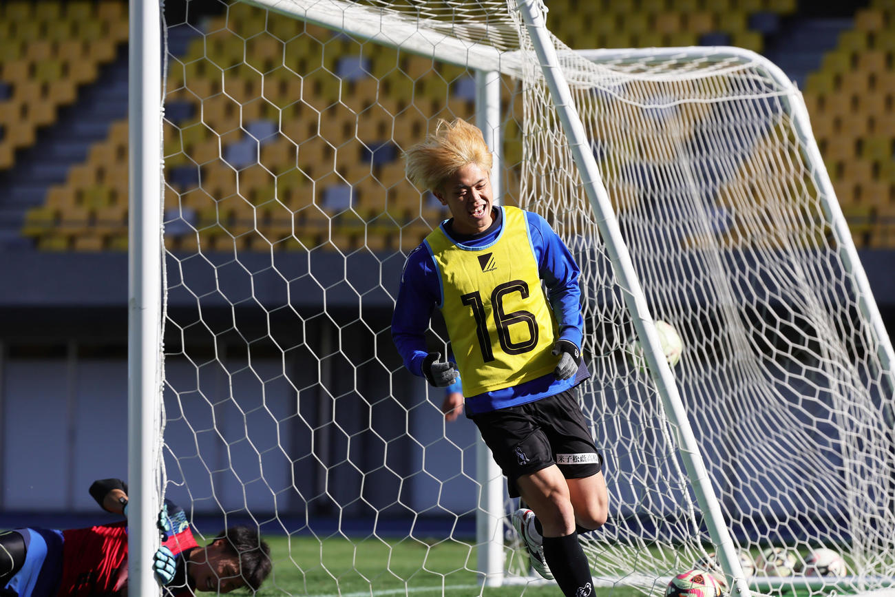 試合形式のトライアウトでゴールを決め喜ぶ高尾（撮影・足立雅史）