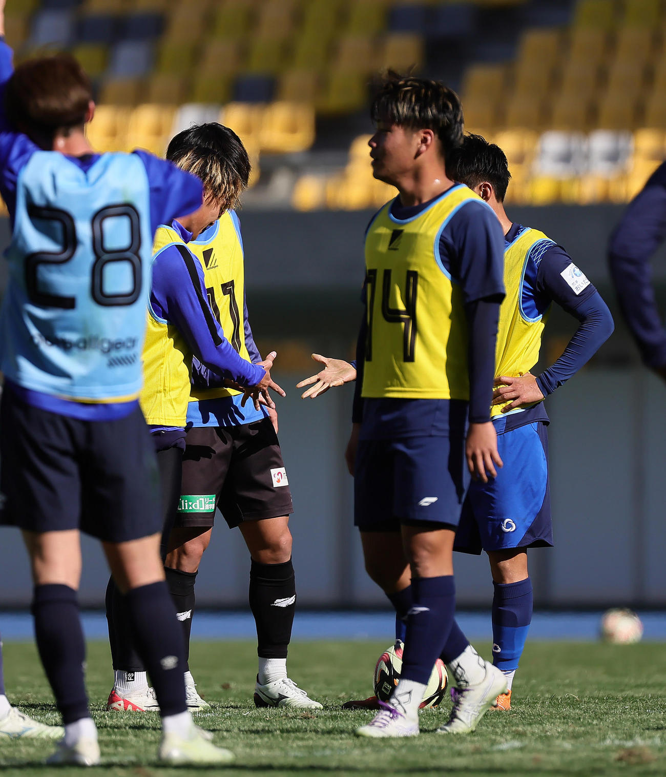 試合形式のトライアウトでFKのキッカーをジャンケンで決める選手たち（撮影・足立雅史）