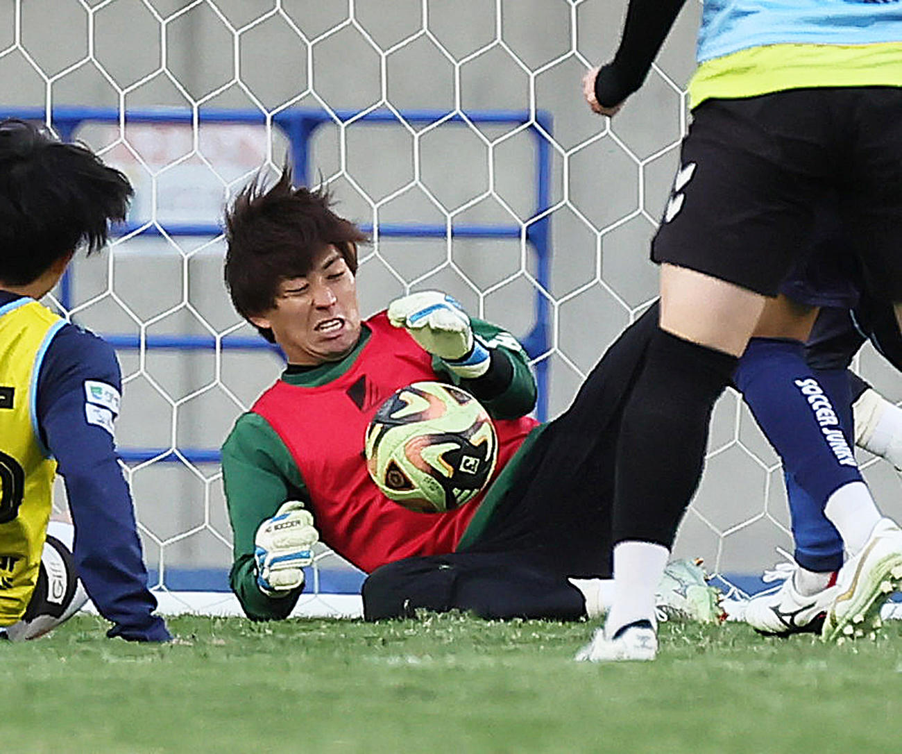 試合形式のトライアウトで好セーブを見せるGK佐藤（撮影・足立雅史）