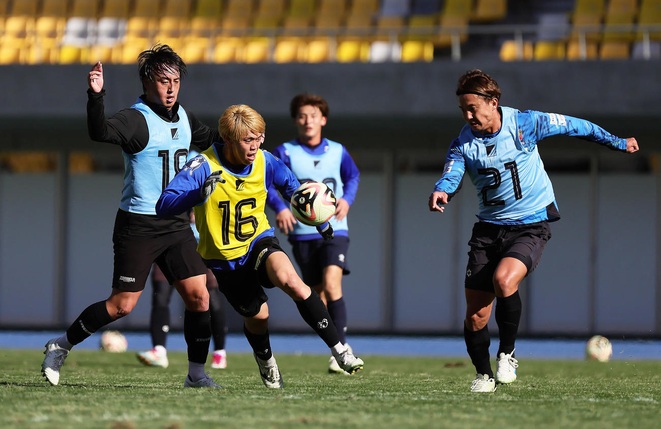 試合形式のトライアウトで競り合う、左から本村、高尾、鍵山（撮影・足立雅史）