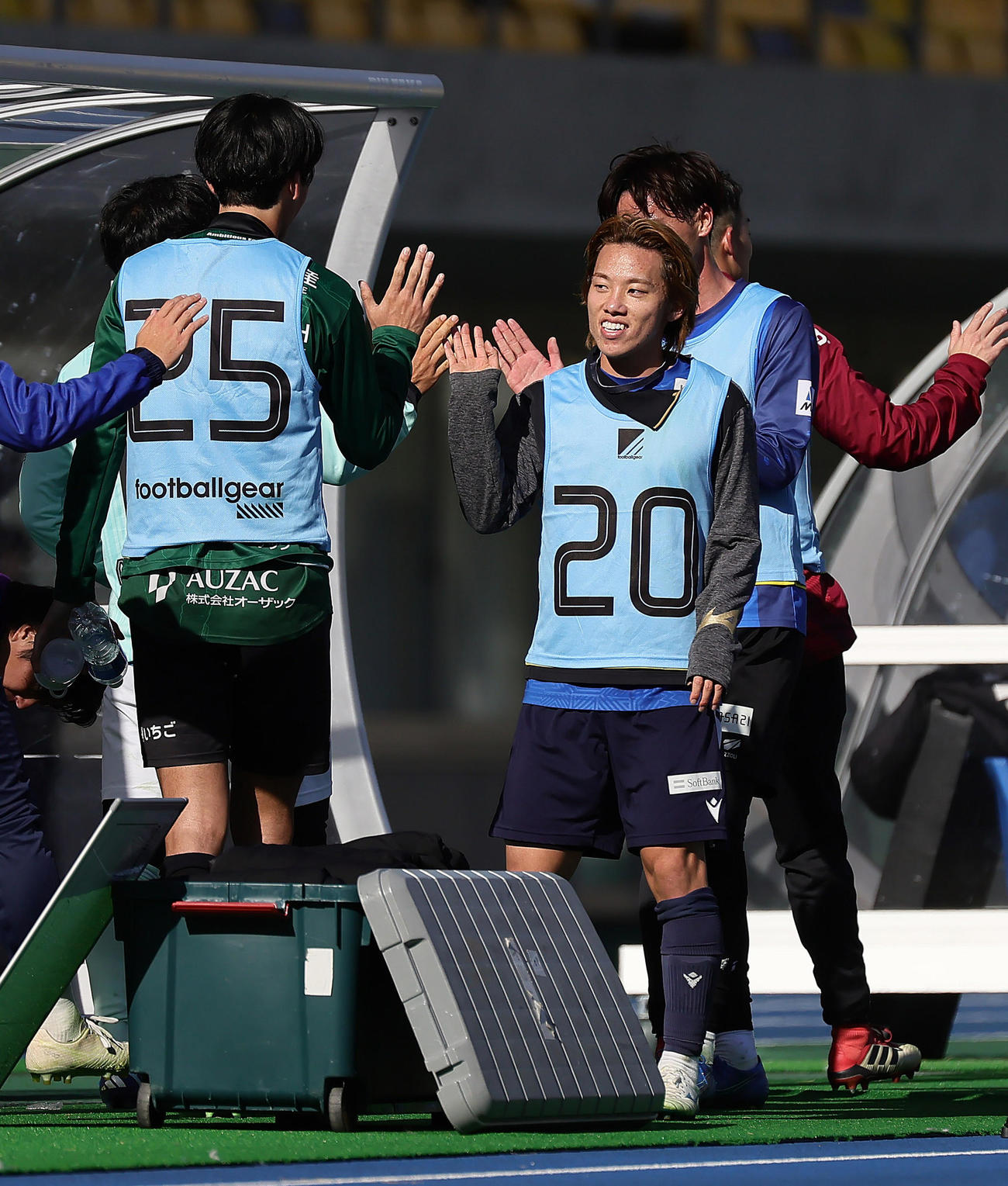 試合形式のトライアウトを終え、笑顔でタッチを交わす成瀬（撮影・足立雅史）