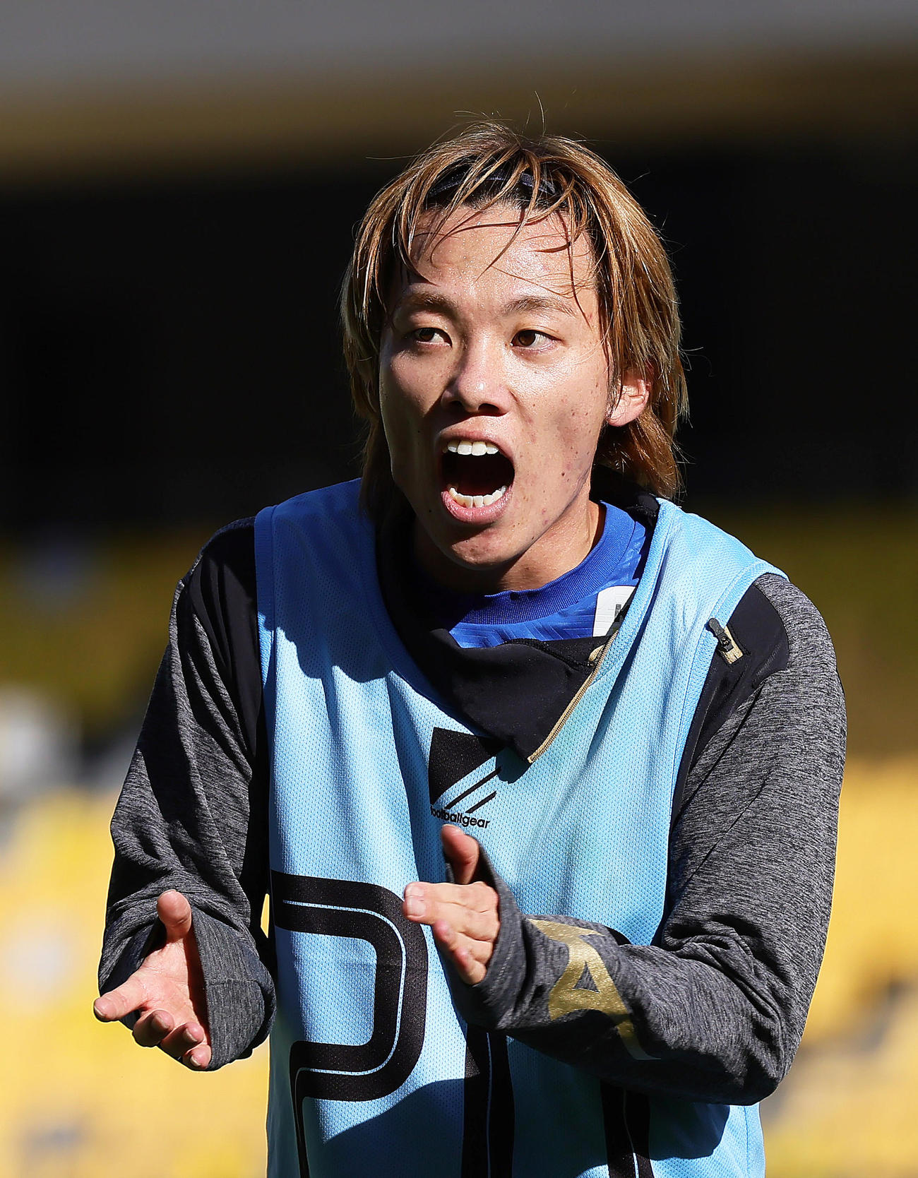 試合形式のトライアウトで必死に声を出す成瀬（撮影・足立雅史）