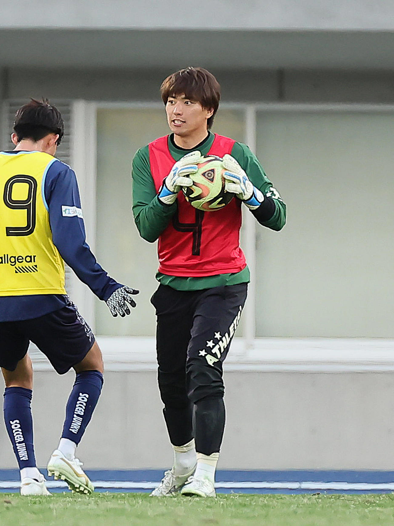 試合形式のトライアウトでプレーするGK佐藤（撮影・足立雅史）