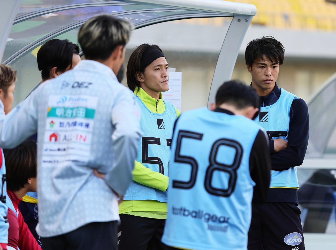 試合形式のトライアウトを前にチームで集まる高木（中央）ら（撮影・足立雅史）