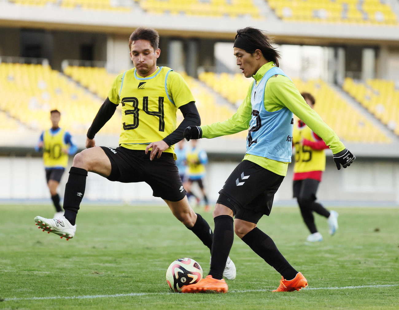 試合形式のトライアウトでドリブルする高木（右）。左はジャスティン（撮影・足立雅史）