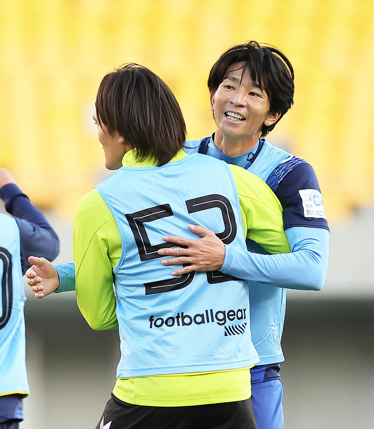 試合形式のトライアウトでゴールを決めた日高（後方）は高木と抱き合い喜ぶ（撮影・足立雅史）