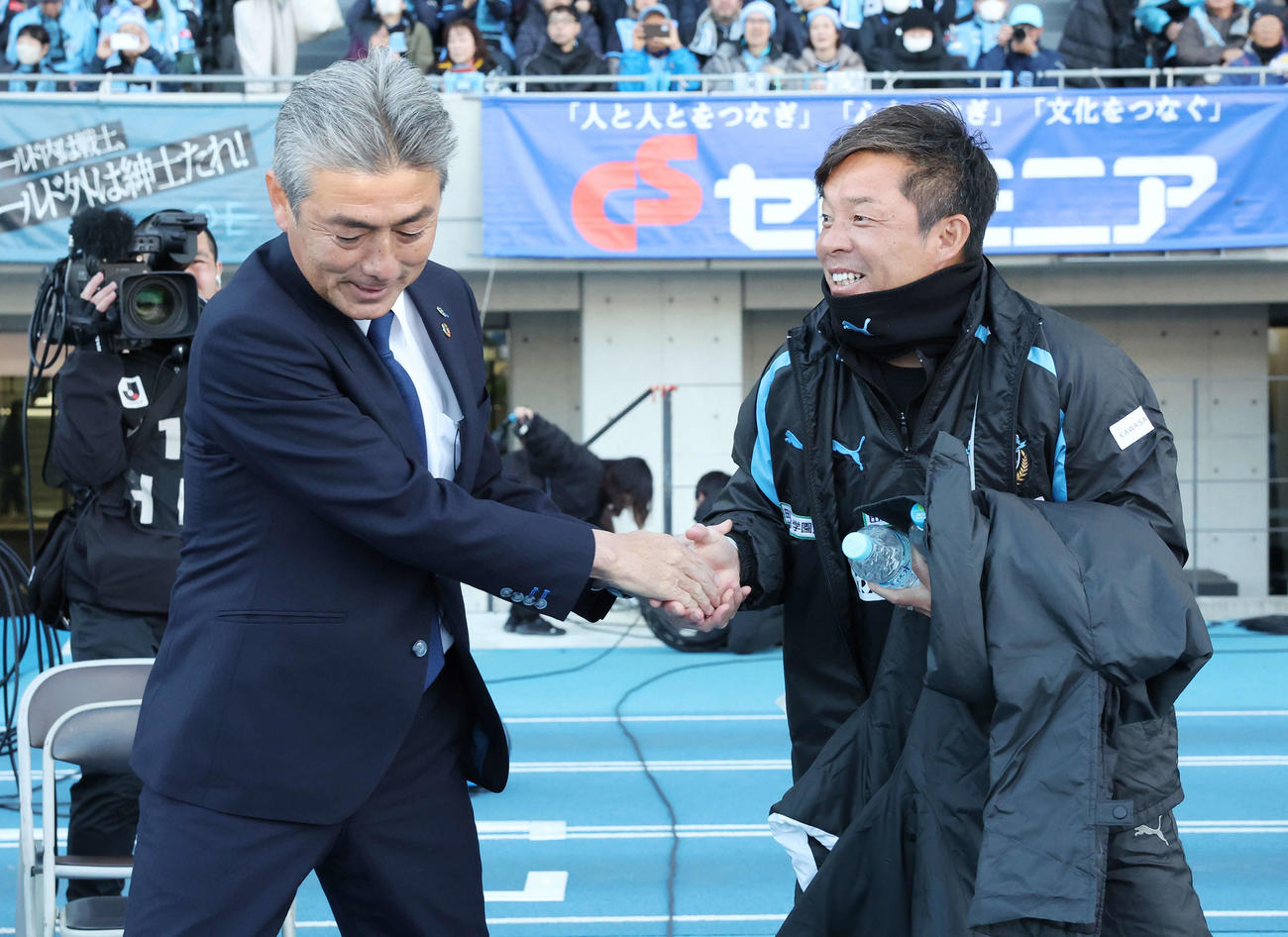 川崎F対福岡　試合前、握手を交わす福岡長谷部監督（左）と川崎F鬼木監督（2024年12月8日撮影）