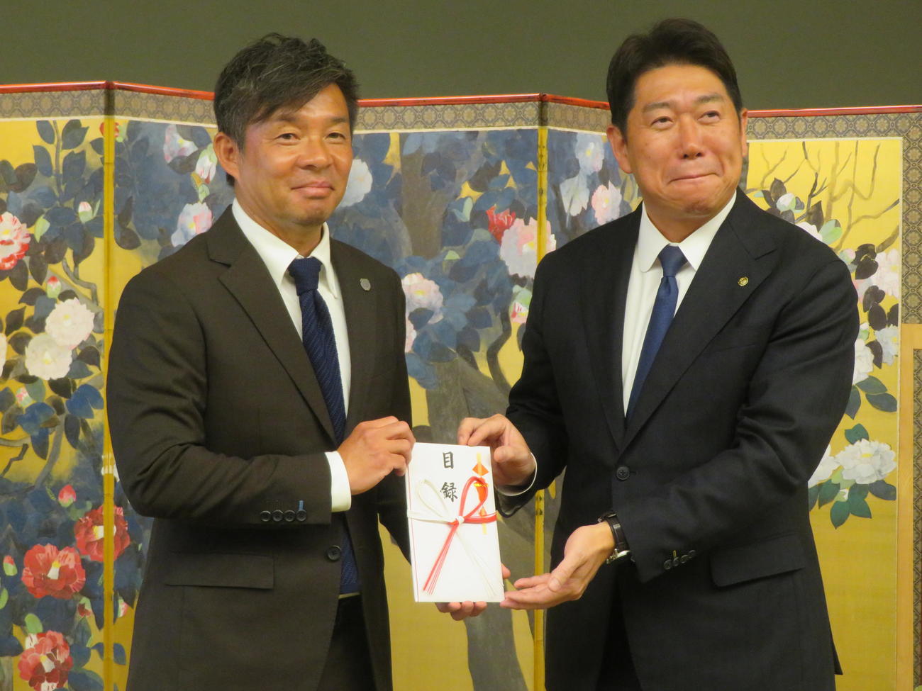 川崎市市民特別賞を受賞した川崎フロンターレ鬼木達監督（左）と福田紀彦川崎市長（撮影・佐藤成）