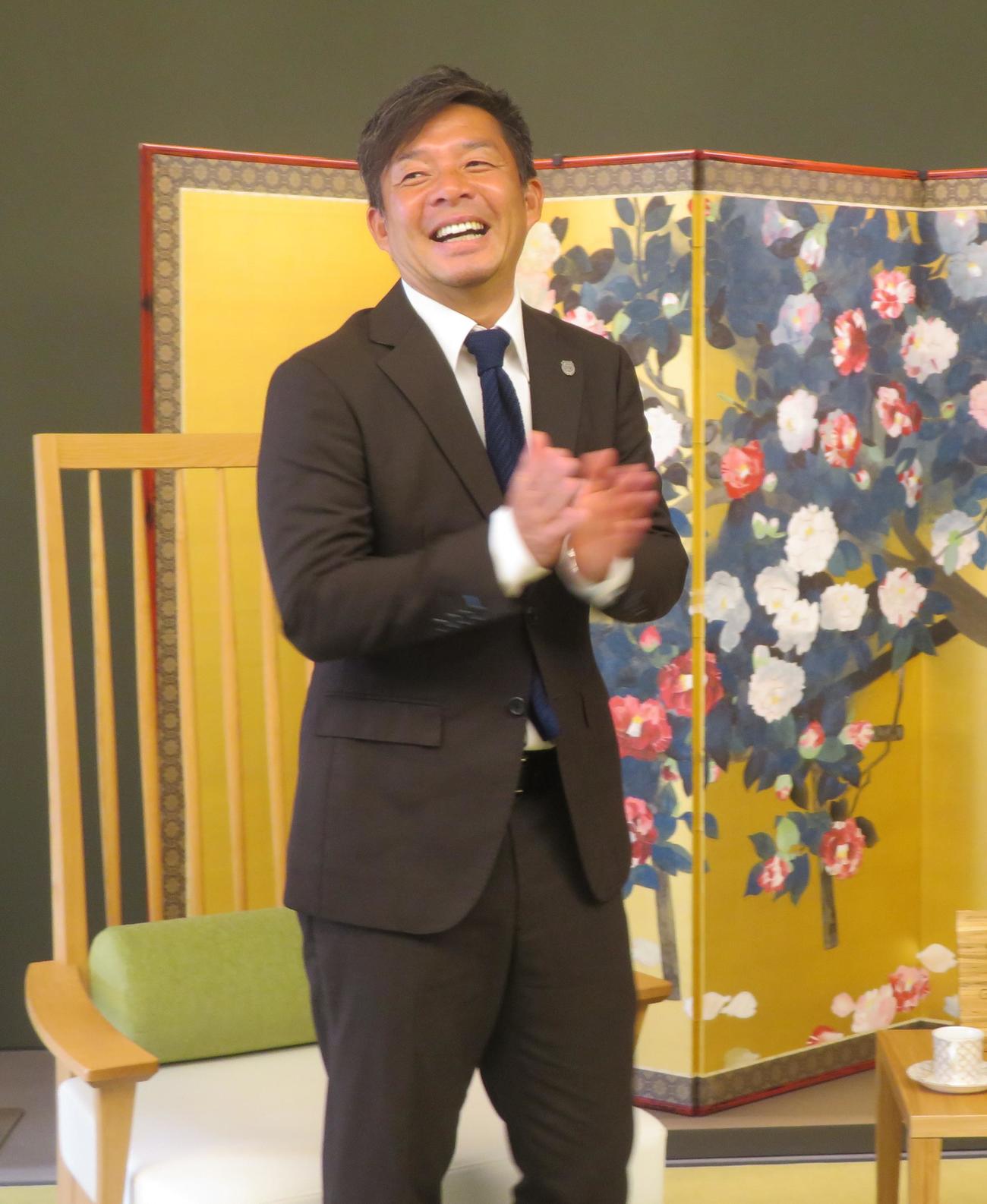 川崎市市民特別賞を受賞した川崎フロンターレ鬼木達監督（撮影・佐藤成）