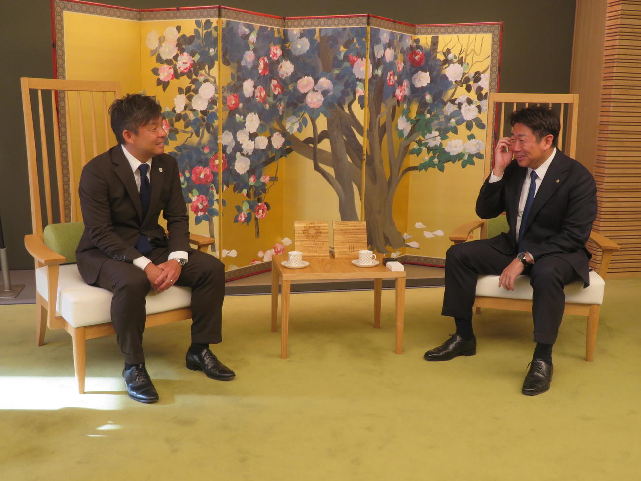 川崎市市民特別賞を受賞した川崎フロンターレ鬼木達監督（左）と福田紀彦川崎市長（撮影・佐藤成）