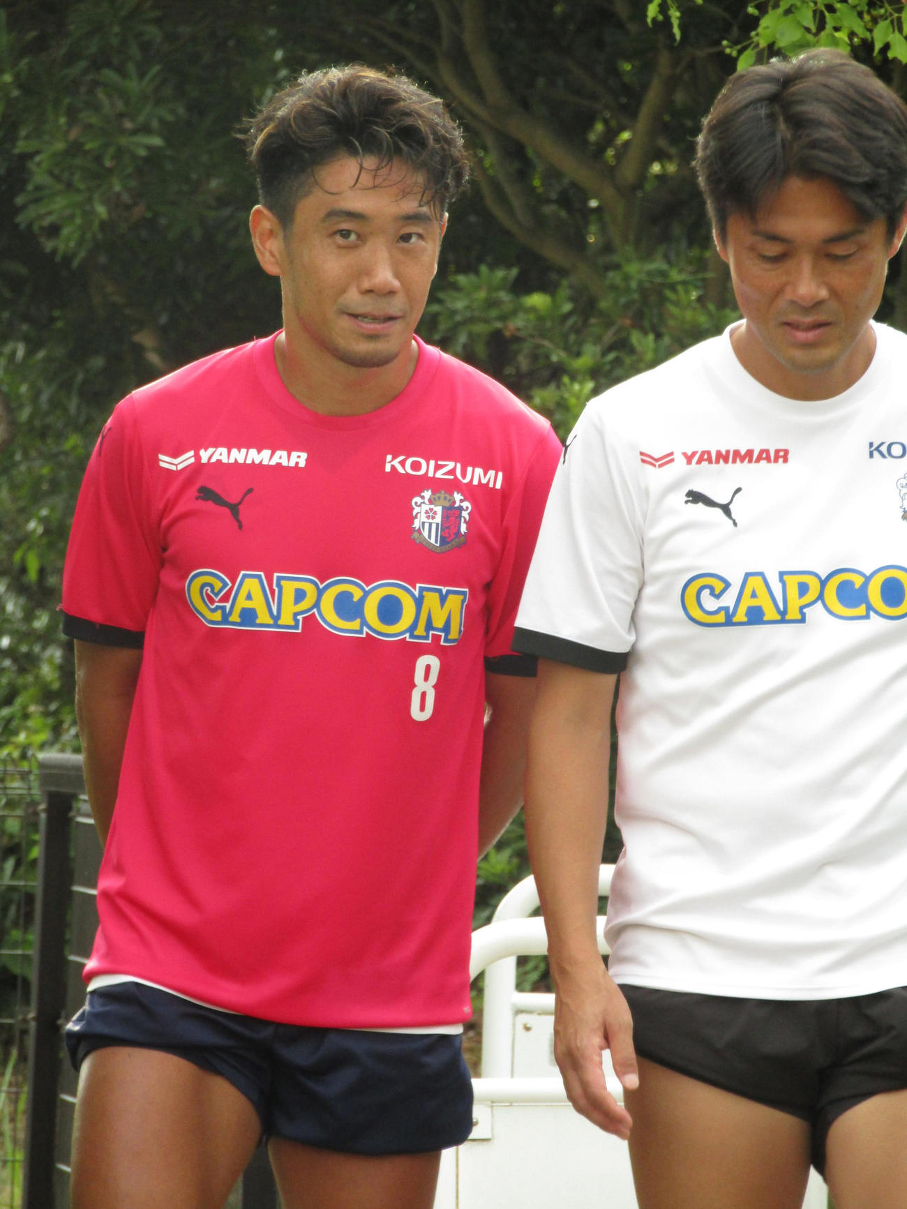 C大阪MF香川真司（左）は練習後、高橋大輔コーチと話し合う（左、24年8月20日撮影）