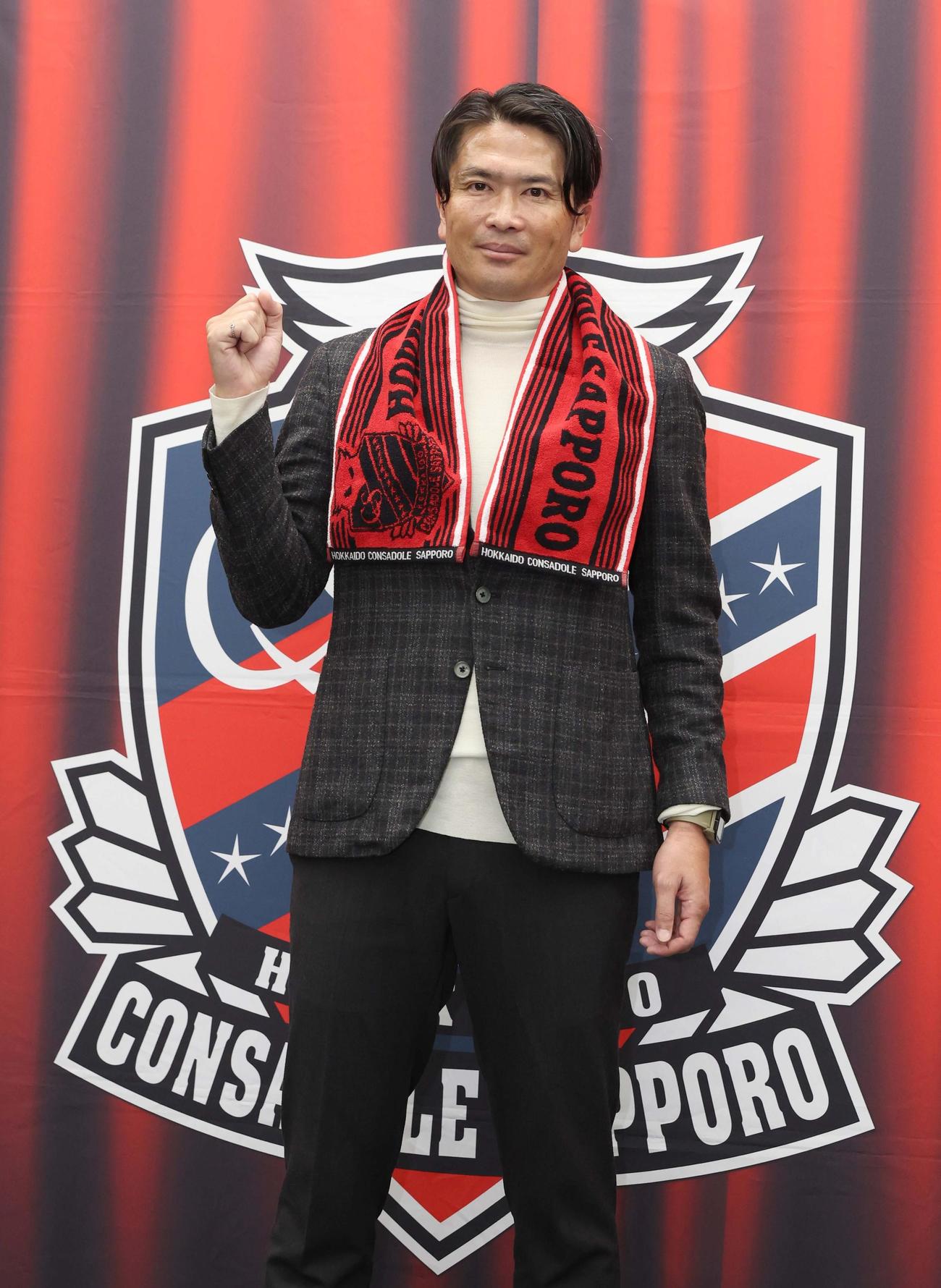 札幌の監督就任会見でポーズをとる岩政監督（撮影・黒川智章）
