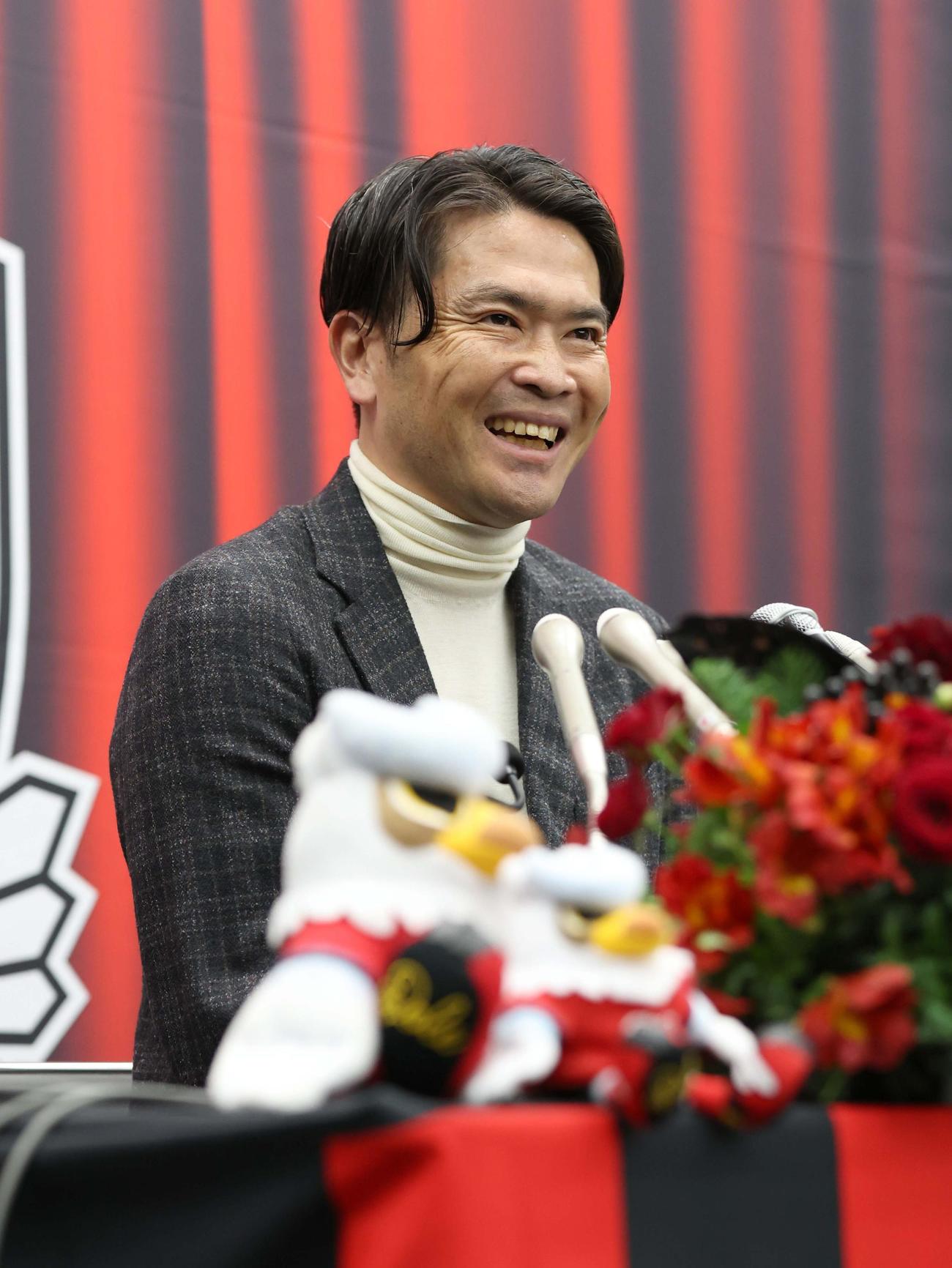 札幌の監督就任会見をする岩政監督（撮影・黒川智章）