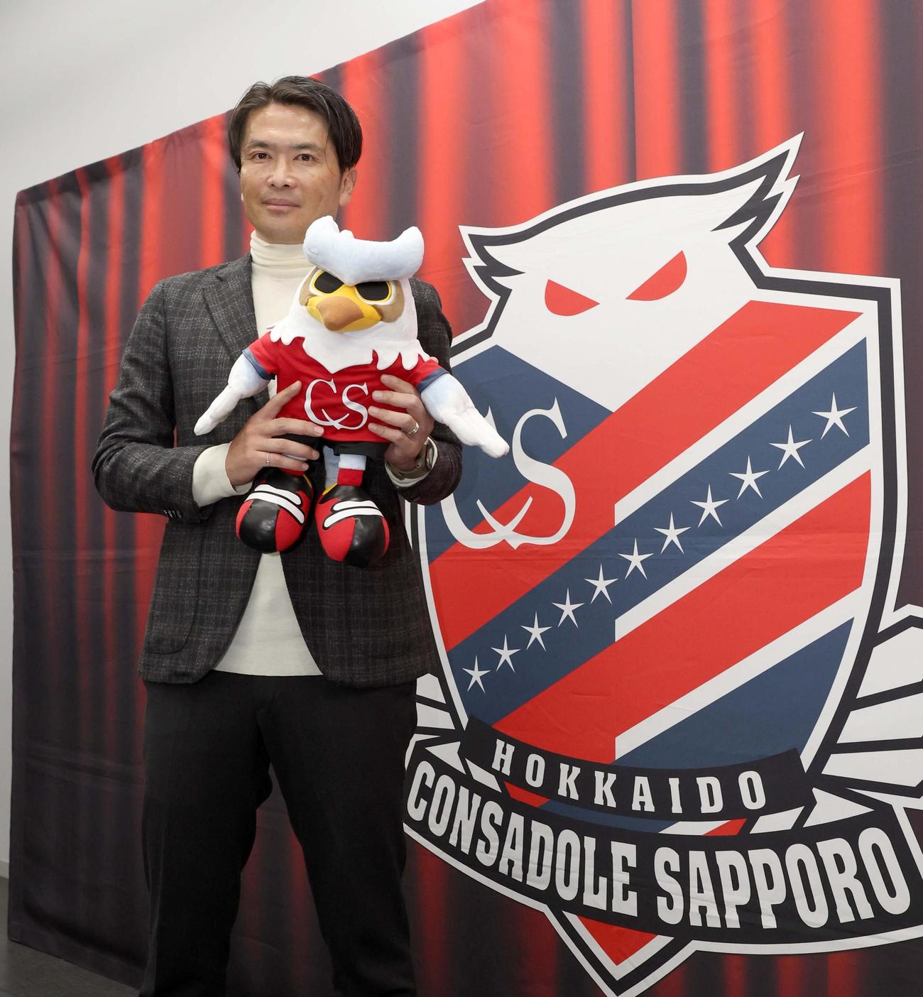 札幌の監督就任会見でポーズをとる岩政監督（撮影・黒川智章）