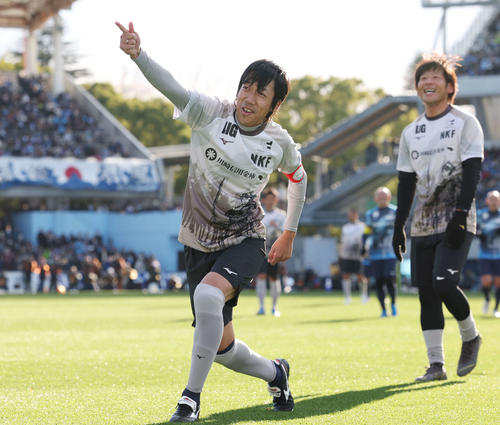 中村憲剛引退試合 JAPANフレンズ ブルー対ホワイト PKを決め「サンキュー」とゴールパフォーマンスする中村憲剛(撮影・宮地輝)