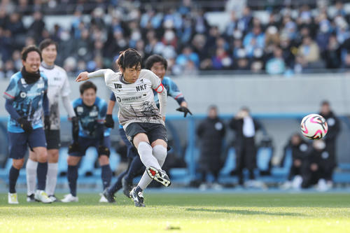 中村憲剛引退試合 JAPANフレンズ ブルー対ホワイト PKを決める中村(撮影・宮地輝)