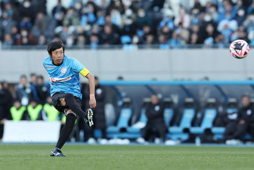 中村憲剛引退試合 KAWASAKIフレンズ ブルー対ホワイト 直接FKを決める中村憲剛(撮影・宮地輝)