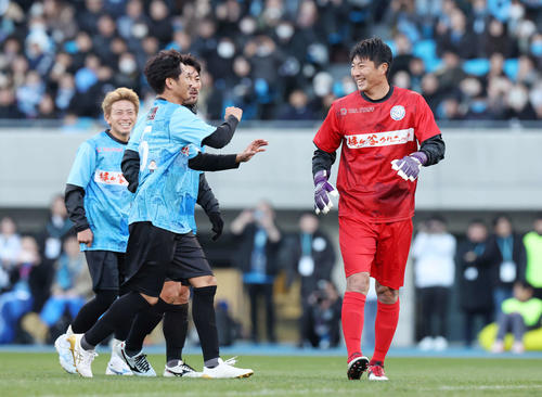 中村憲剛引退試合 KAWASAKIフレンズ ブルー対ホワイト 中村憲剛の直接FKを止め、笑うGK安藤駿介(右)(撮影・宮地輝)