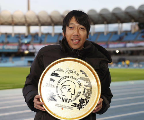 中村憲剛引退試合 試合後、笑顔ですしおけを持つ中村憲剛(撮影・宮地輝)