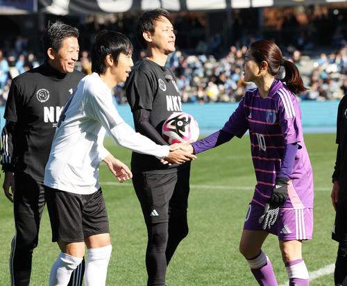 中村憲剛引退試合 エキシビションマッチ なでしこフレンズ対ケンゴフレンズ 試合前、握手する中村憲剛(左)と澤穂希(撮影・宮地輝)