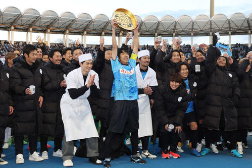 中村憲剛引退試合 試合後、笑顔ですしおけを掲げる中村憲剛(中央)(撮影・宮地輝)