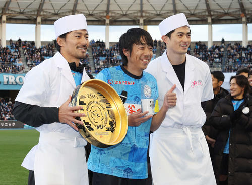 中村憲剛引退試合 試合後、すし屋の格好をした家長昭博(左)と谷口彰悟(右)と笑顔で記念撮影する中村憲剛(撮影・宮地輝)