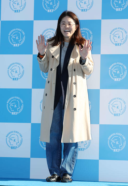 中村憲剛引退試合 ブルーカーペットで笑顔で手を振る澤穂希(撮影・宮地輝)