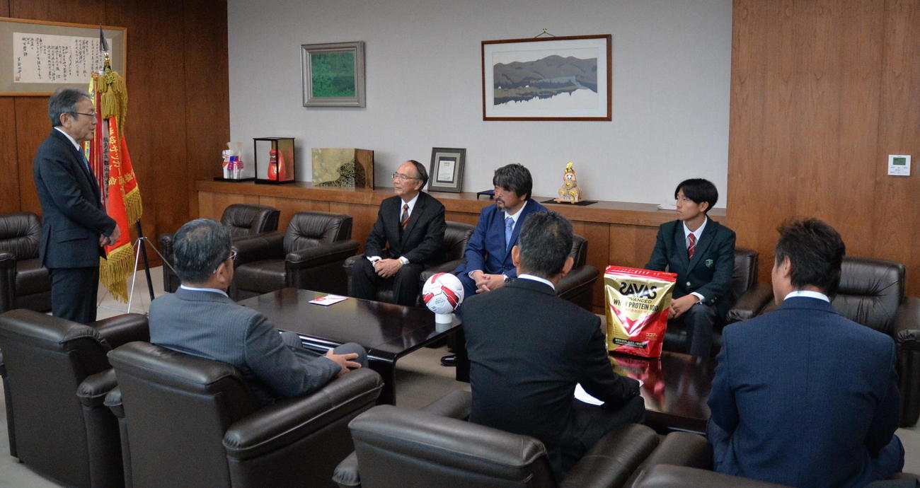 福島中央テレビ・尾崎社長（左）の激励に耳を傾ける、左奥から尚志・倉又校長、仲村監督、千住主将（撮影・浜本神威）