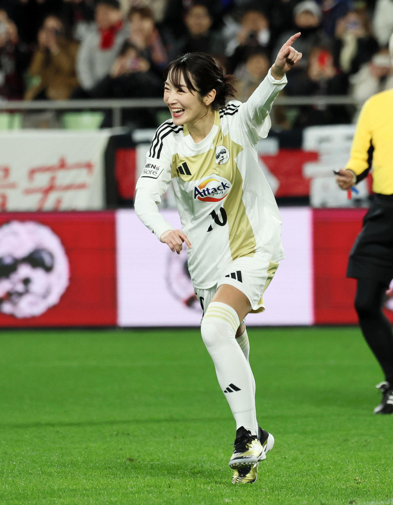 後半、MAKINO JAPANの高梨臨がPKを決め笑顔で駆け出す（撮影・加藤哉）