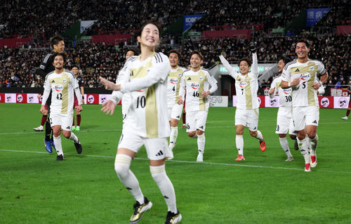 MAKINO JAPAN対KOBE STARS 後半、MAKINO JAPANの高梨臨(左)がPKを決め笑顔で駆け寄る夫の槙野(撮影・加藤哉)