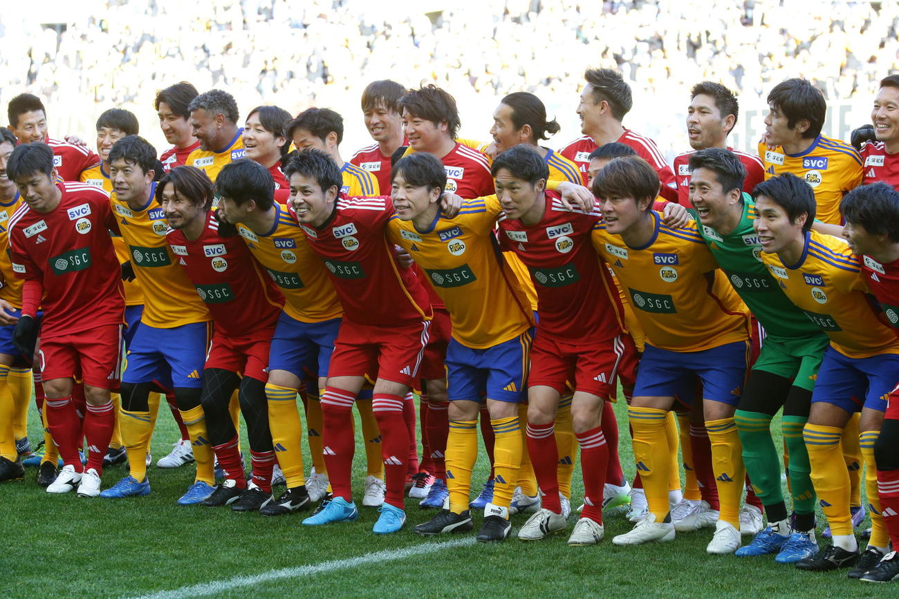 梁勇基の引退試合で記念撮影する参加選手たち（提供ベガルタ仙台）