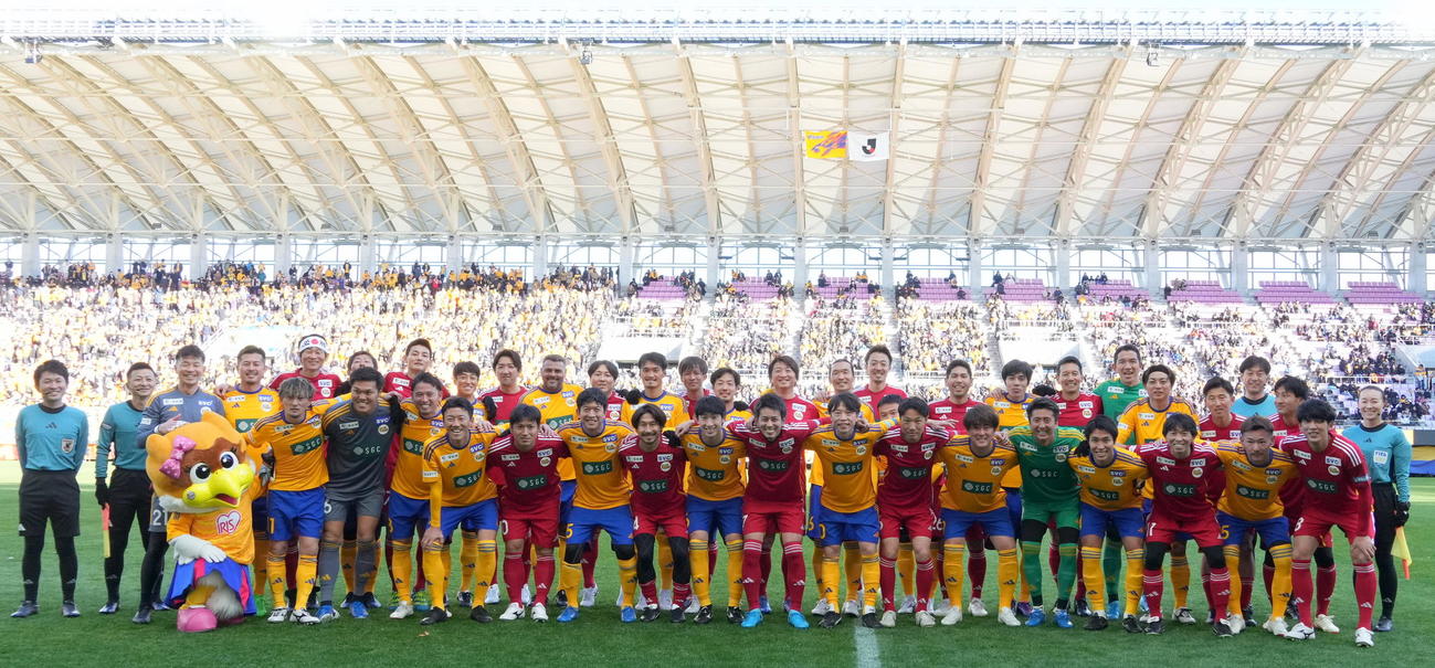 梁勇基の引退試合で記念撮影する参加選手たち（提供ベガルタ仙台）