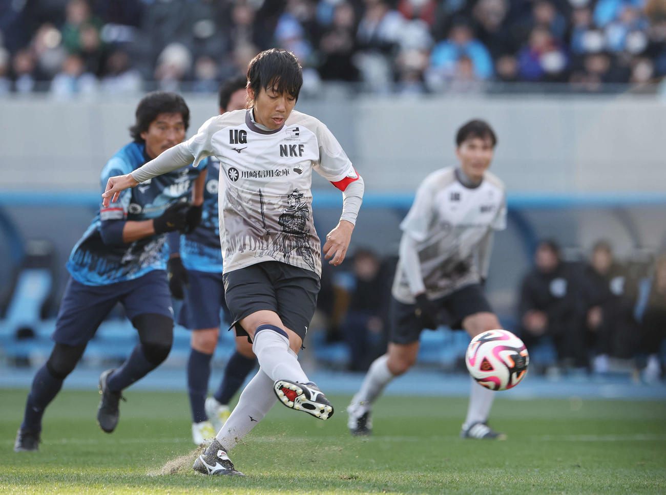 中村憲剛引退試合　JAPANフレンズ　ブルー対ホワイト　自身2点目のPKを決める中村憲剛（撮影・宮地輝）