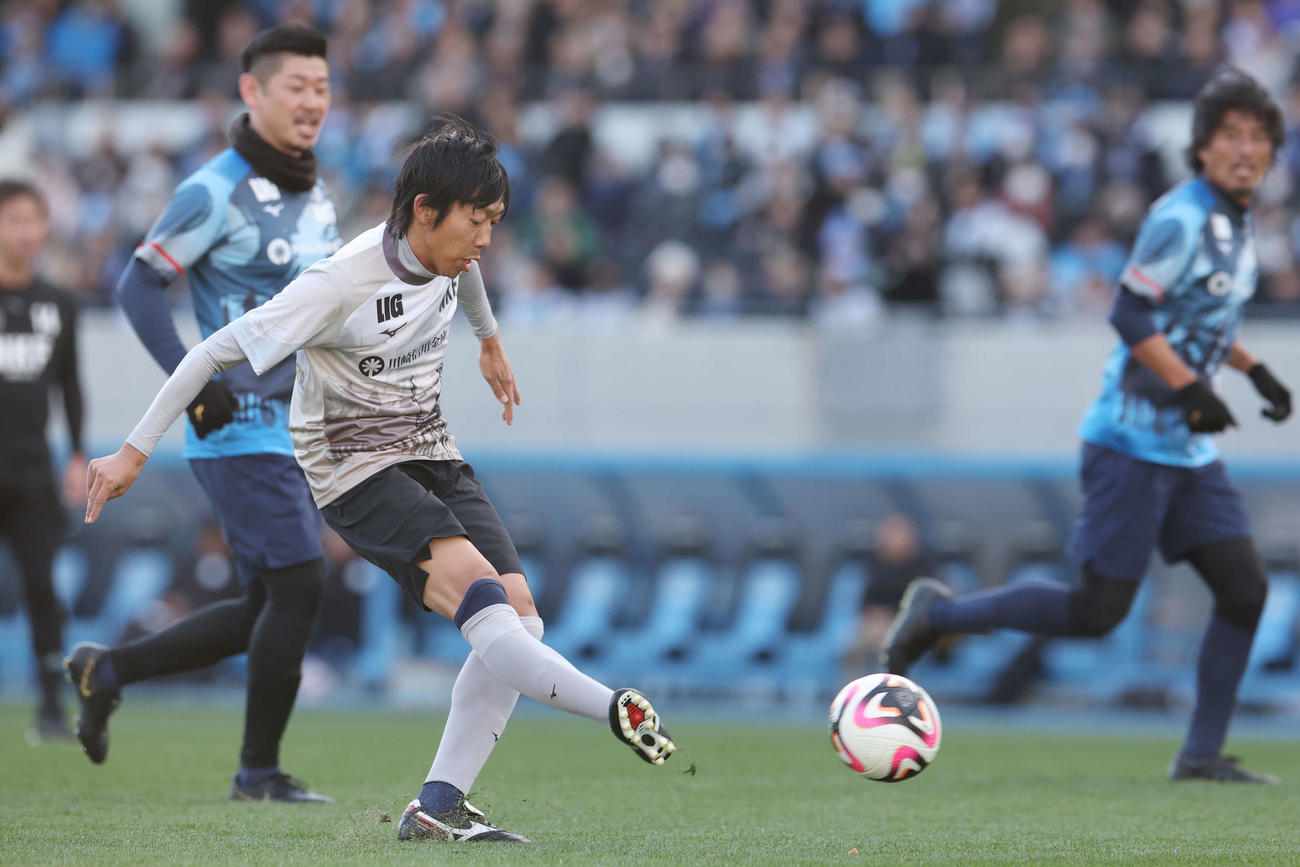 中村憲剛引退試合　JAPANフレンズ　ブルー対ホワイト　自身4点目のゴールを決める中村憲剛（撮影・宮地輝）
