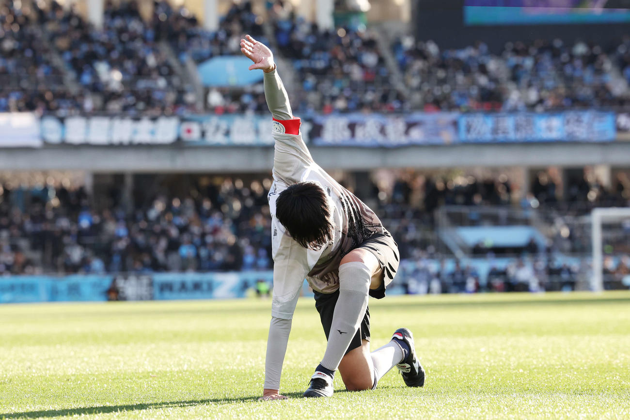 中村憲剛引退試合　JAPANフレンズ　ブルー対ホワイト　自身4点目のゴールを決め「イヤァオ」とゴールパフォーマンスする中村憲剛（撮影・宮地輝）