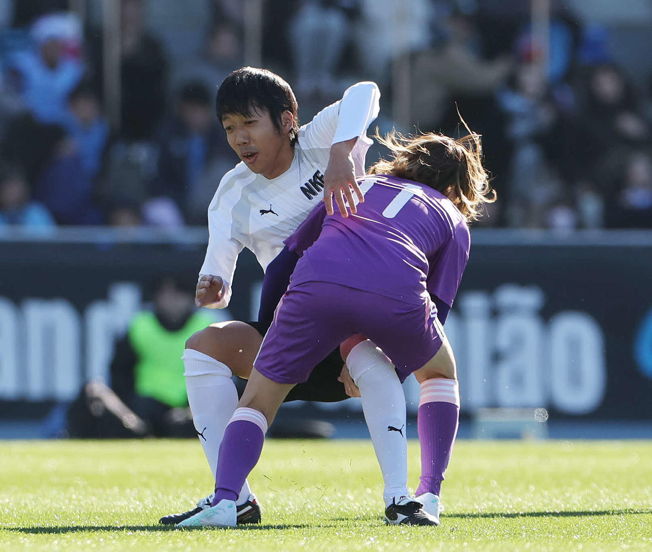 中村憲剛引退試合　エキシビションマッチ　なでしこフレンズ対ケンゴフレンズ　吉田沙保里（手前）にタックルされる中村憲剛（撮影・宮地輝）