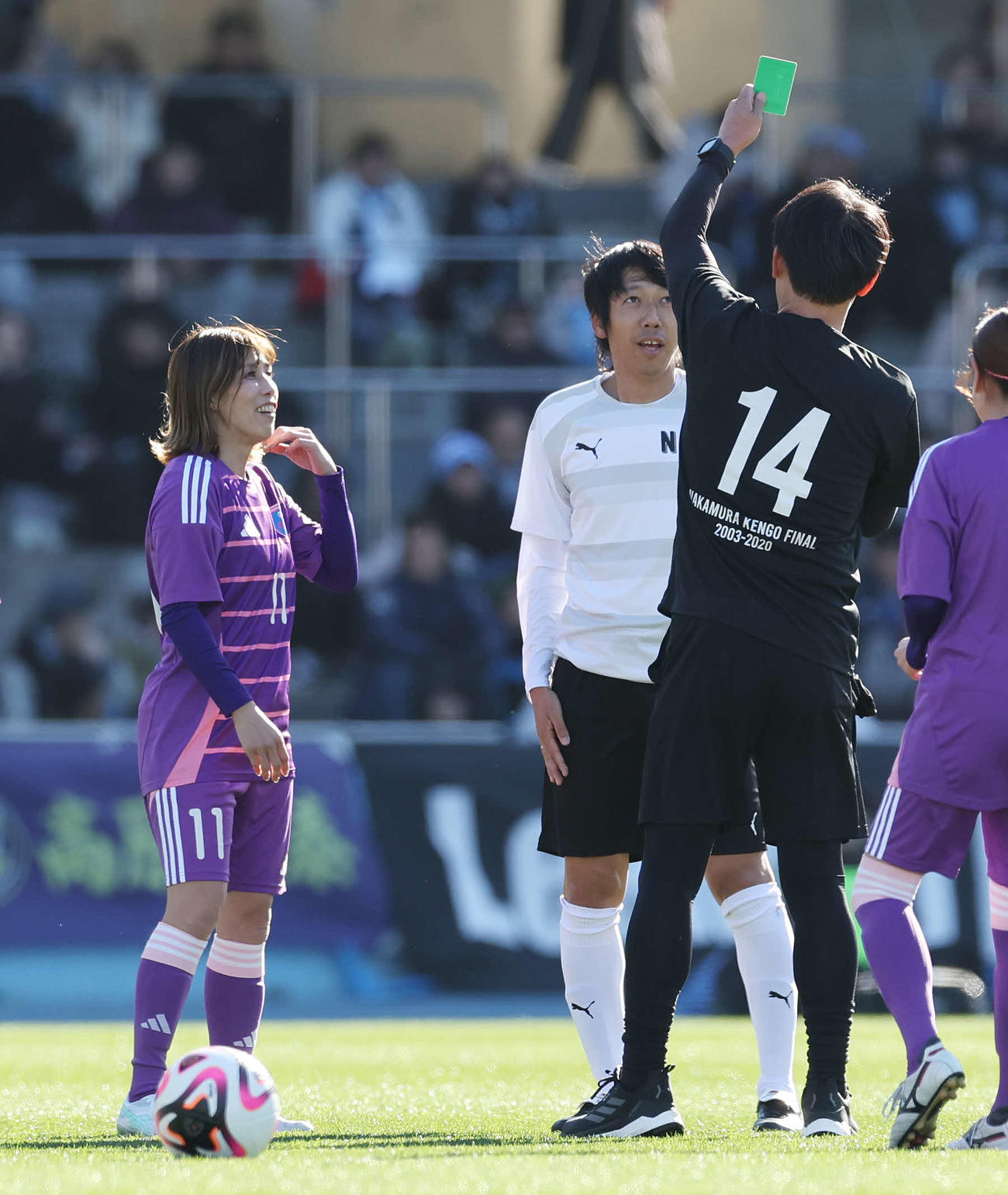 中村憲剛引退試合　エキシビションマッチ　なでしこフレンズ対ケンゴフレンズ　家本政明主審（右）からグリーンカードを提示される吉田沙保里（左）中村憲剛（撮影・宮地輝）