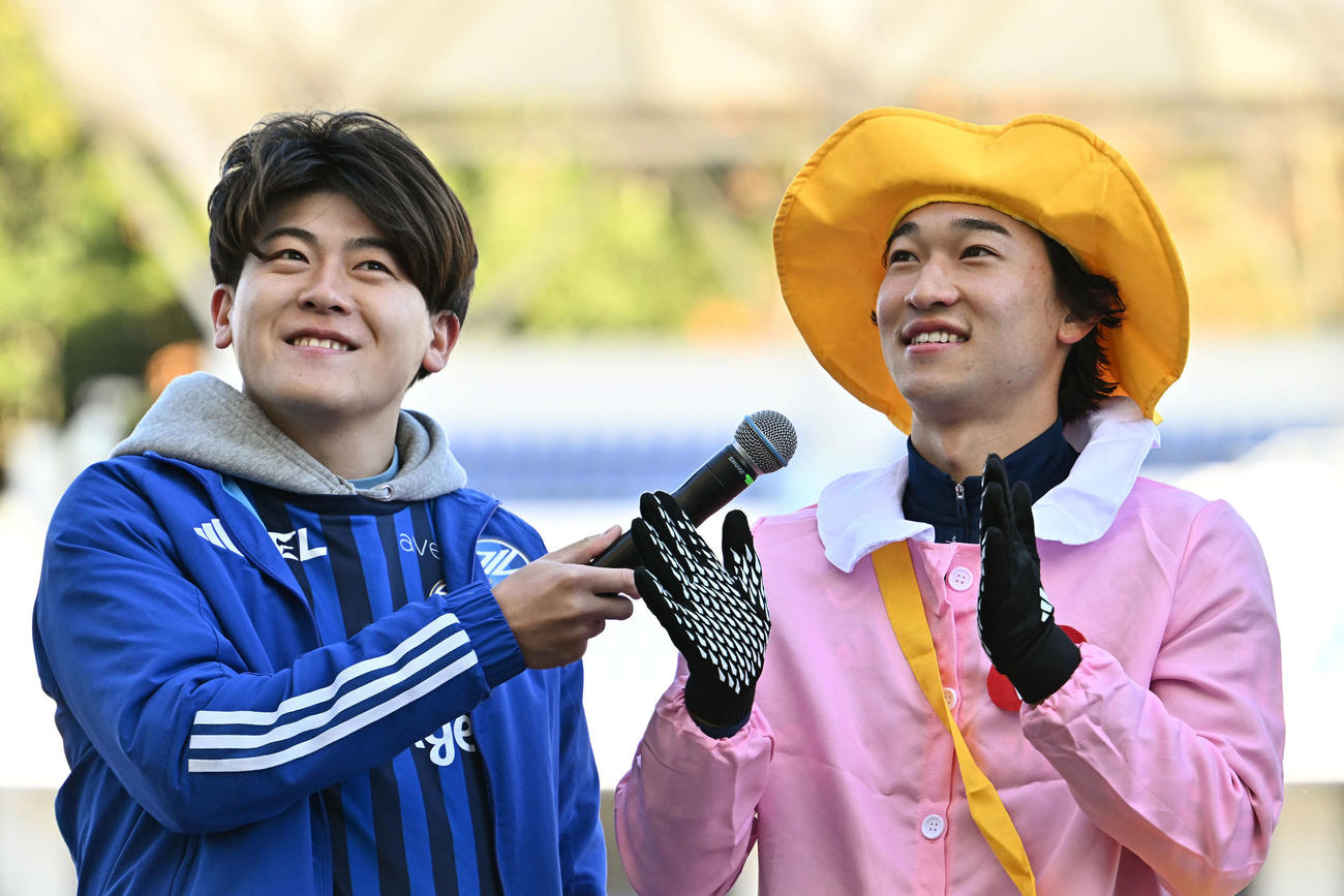 幼児に仮装してダンスを披露した町田芦部（右）は土佐兄弟のゆうきからインタビューされる（撮影・滝沢徹郎）