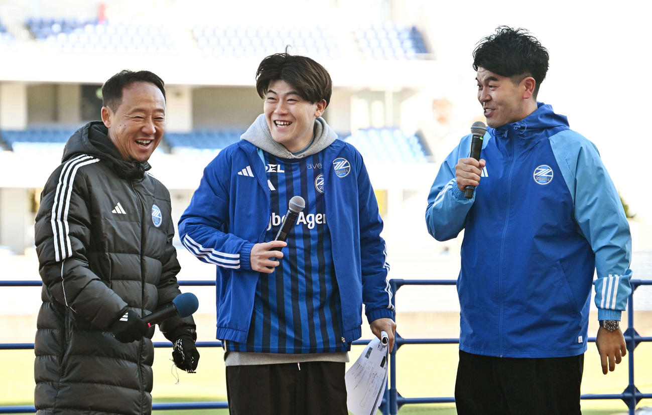トークする町田黒田監督（左）と土佐兄弟のゆうき（中央）と卓也（撮影・滝沢徹郎）