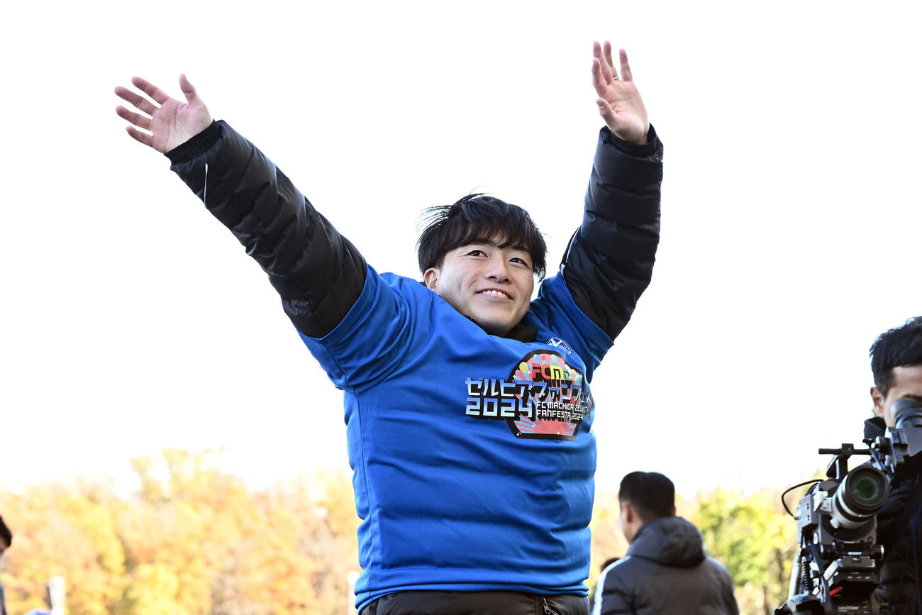 トークイベントを終えサポーターに手を振る町田相馬（撮影・滝沢徹郎）