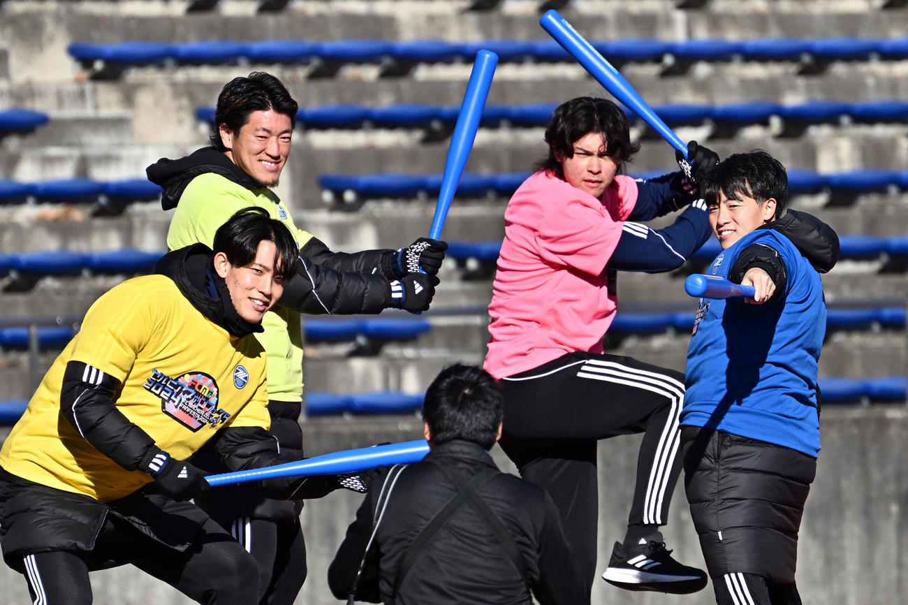 障害物レースに臨む町田の選手たちはバットを手にポーズを決める。左からGK谷、GK新井、GKバーンズ・アント、相馬（撮影・滝沢徹郎）