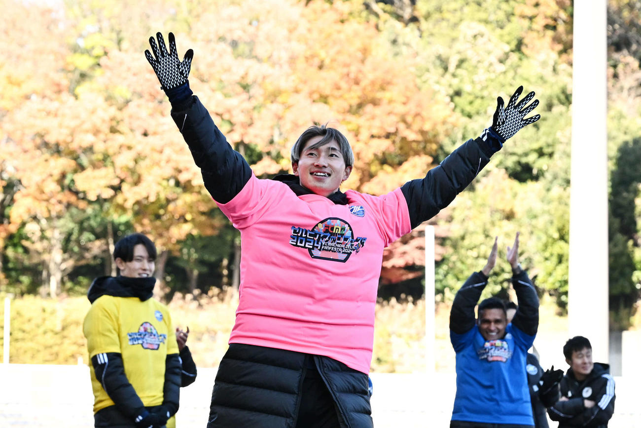 フットダーツでサポーターに贈呈するプレゼントを獲得し喜ぶ町田藤（撮影・滝沢徹郎）