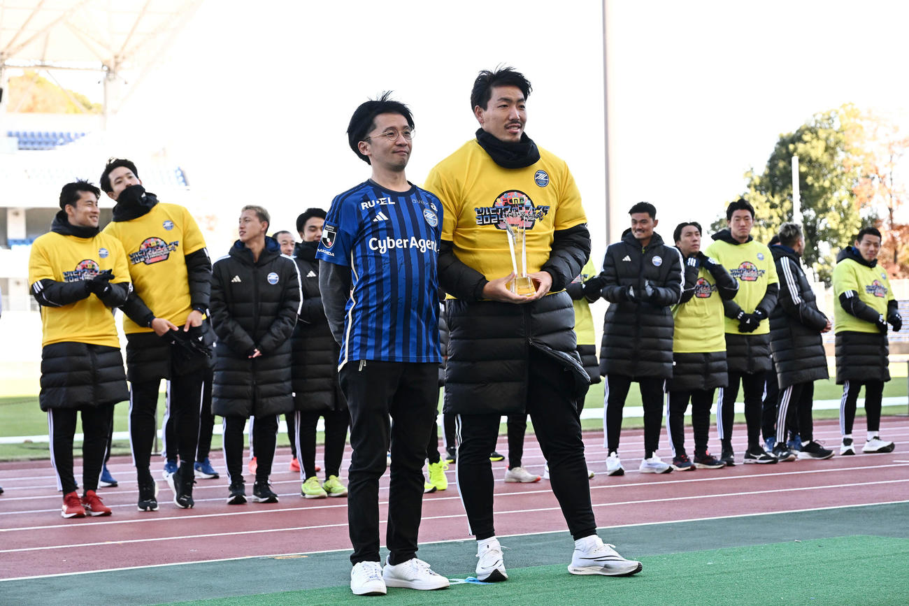 ファン・サポーターが選ぶ「2024シーズンの年間MZP」に選ばれ表彰された町田昌子（手前右）（撮影・滝沢徹郎）