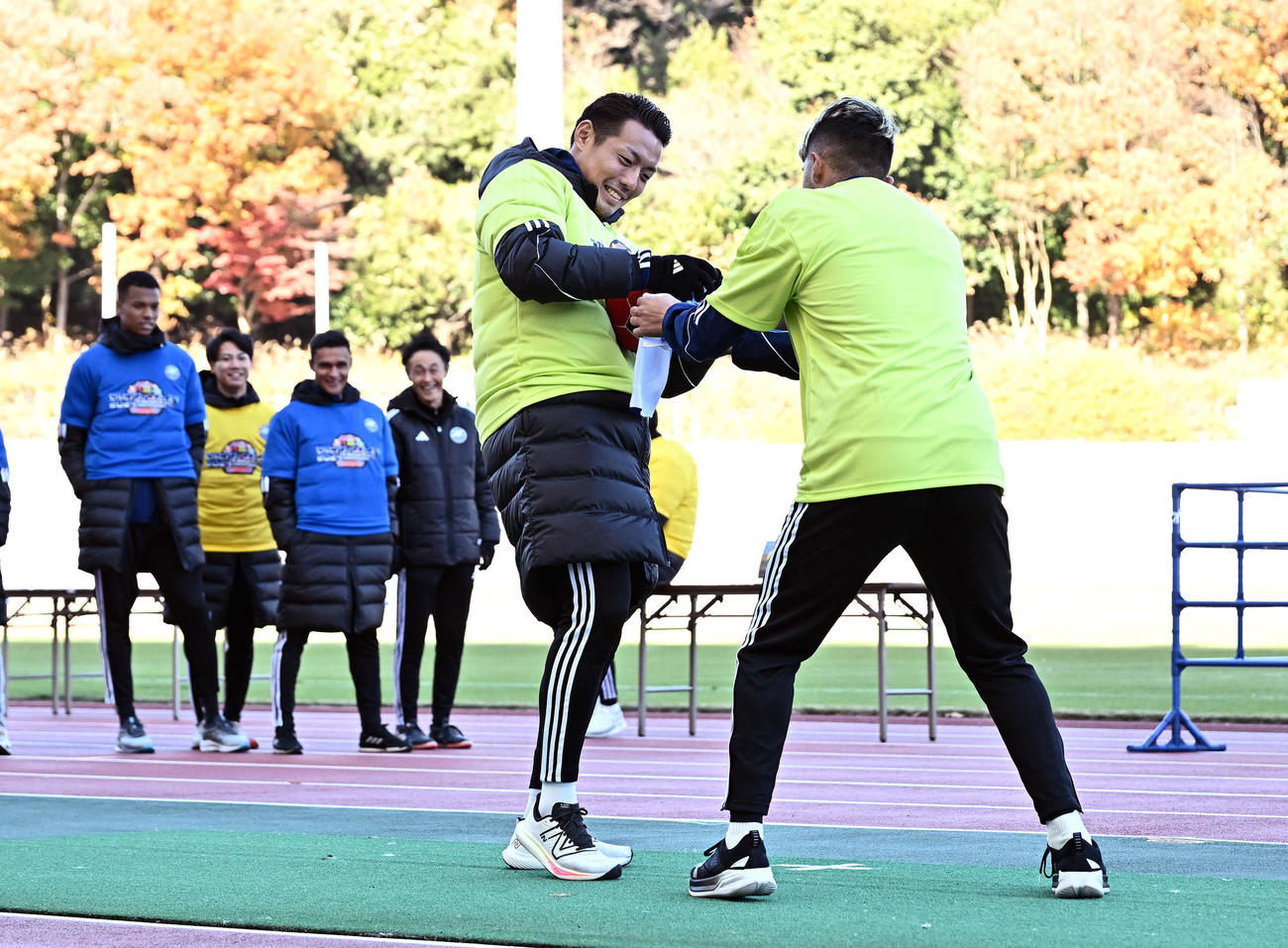 フットダーツで町田鈴木（手前左）はチームメートから差し出されたタオルでボールをふく（撮影・滝沢徹郎）